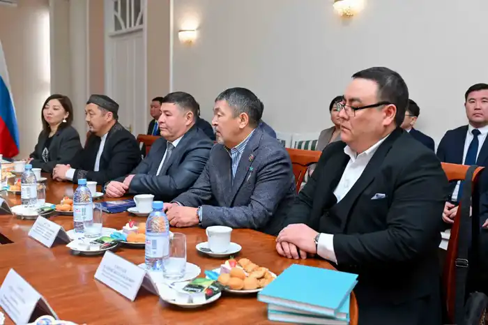 Обсуждение культурно-гуманитарных связей между казахской диаспорой и регионом Абай в Омске Атырау
