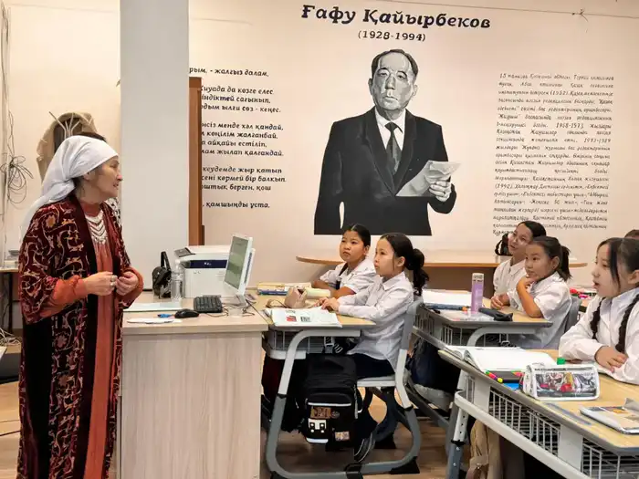 Участие школьников в мастер-классе по рукоделию способствует развитию творческих навыков и укреплению межпоколенческих связей в Астане Атырау