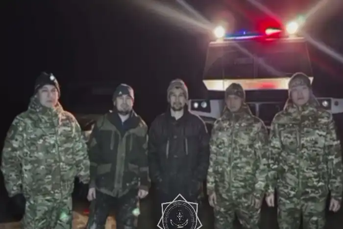 Спасатели выручили путников: автомобиль увяз в грязи под Кульсары в Жылыойском районе Атырауской области Атырау