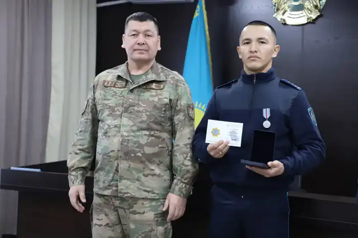 Героизм полицейских в Сатпаеве: спасение детей при пожаре как пример мужества и профессионализма Атырау