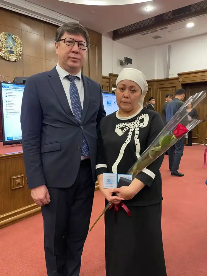 В КАЗАХСТАНЕ ПРОШЛО МЕРОПРИЯТИЕ ПО НАГРАЖДЕНИЮ ФЕЛЬДШЕРОВ СКОРОЙ ПОМОЩИ И УВЕКОВЕЧИВАНИЮ ПАМЯТИ ПОГИБШИХ КОЛЛЕГ Атырау