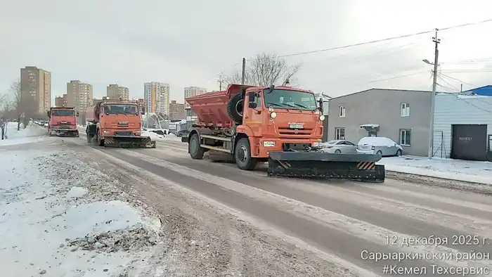 Астана: более 3 000 рабочих очищают снег Атырау