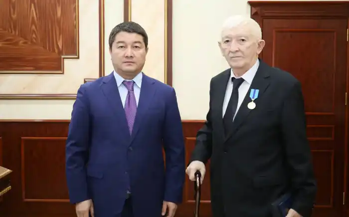Признание труда: Нурдаулет Килыбай вручил государственные награды выдающимся работникам Мангистауской области Атырау