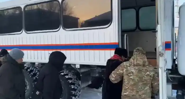 Спасатели МЧС Казахстана за прошедшие трое суток из снежных заносов спасли и эвакуировали 242 человека (2)