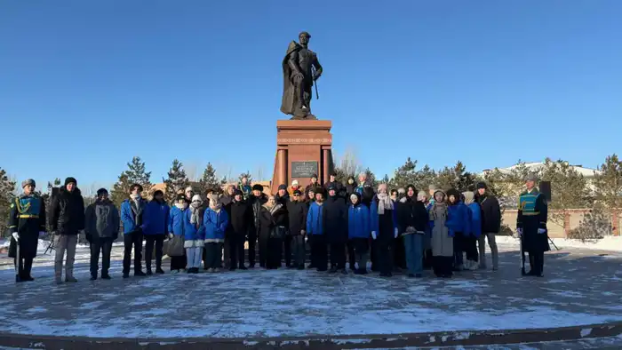 Цветы у памятника Бауыржана Момышулы: в Астане отметили 115-летие полководца Атырау