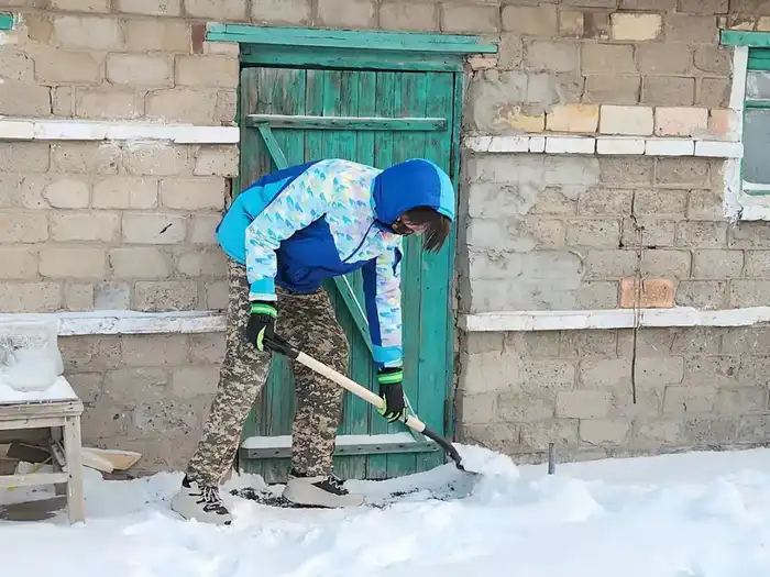 волонтеры астаны помощь пенсионерке уборка снега во дворе Атырау