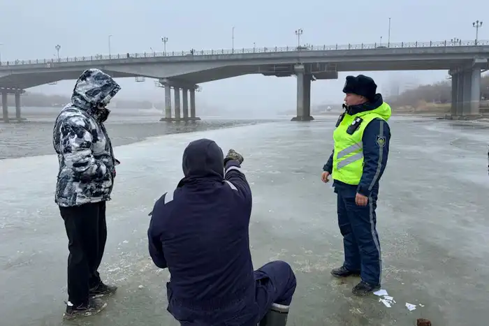 В Атырауской области введены ограничения на выход на лёд из-за нестабильного состояния ледового покрытия Атырау
