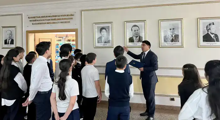 Визит школьников в МИД РК: формирование гражданской ответственности через изучение дипломатии Казахстана Атырау