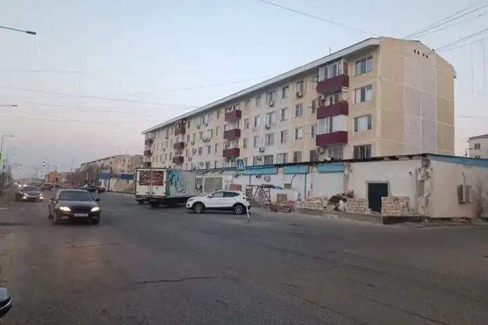 Незаконная пристройка в Привокзальном демонтирована: последствия для владельца объекта и соблюдение градостроительных норм Атырау