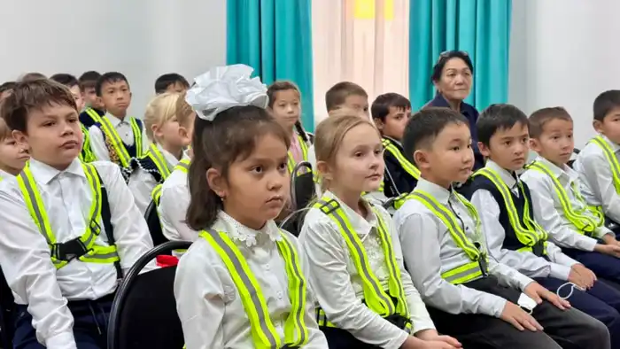 Светоотражающие жилеты: безопасность школьников в Жетісу! Атырау