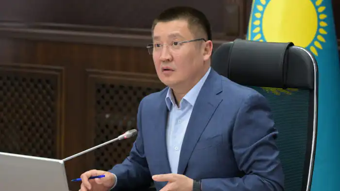 Аким Павлодарской области Асаин Байханов отвечает на критику и продолжает активное участие в соцсети Threads Атырау