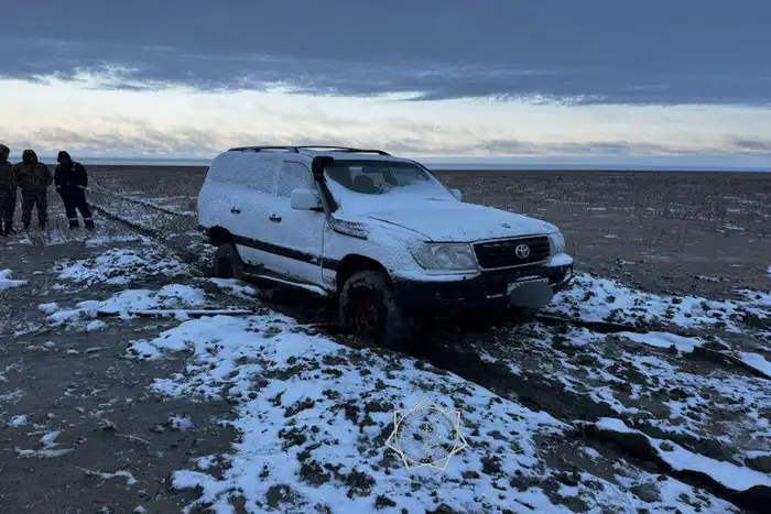 Шестеро пассажиров в ловушке: спасатели успешно извлекли застрявший автомобиль из грязи в Жылыойском районе Атырау