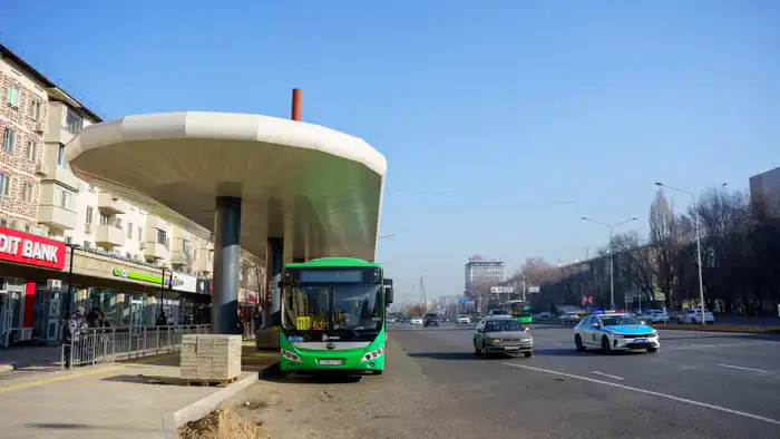 Строительство новой линии Bus Rapid Transit (BRT) на проспекте Райымбека в Алматы: жители города ожидают завершения проекта, который обещает улучшить транспортную инфраструктуру. Атырау
