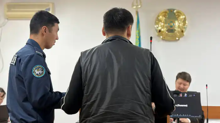 В Алматы продолжаются прения по делу Ильяса Сариева, известного как 'казахский Робин Гуд'. Во время последнего слова в суде он расплакался, что подчеркивает эмоциональную напряженность ситуации. Сариев обвиняется в 26 эпизодах, и его судьба вызывает широк Атырау
