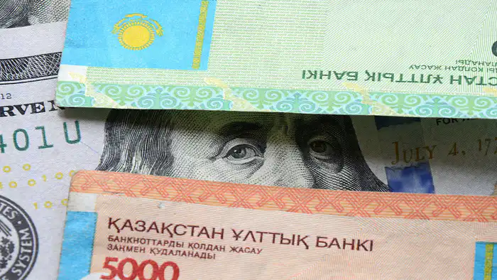Курс доллара упал ниже 500 тенге в обменниках Казахстана Атырау