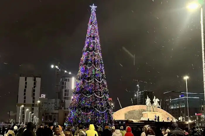 В Атырау 25 декабря в 20:00 на площади Исатая и Махамбета состоится зажигание главной новогодней ёлки, что ознаменует приближение праздника. Атырау