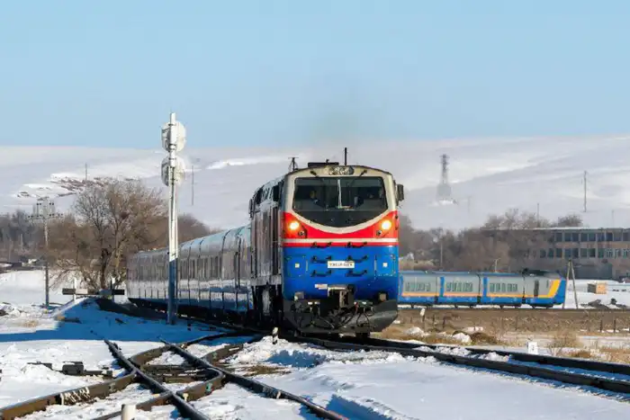 Из-за закрытия трассы Актобе – Астрахань около 100 пассажиров были доставлены поездом «Атырау – Актобе», что подчеркивает надежность поездов в условиях сложной погоды. Атырау