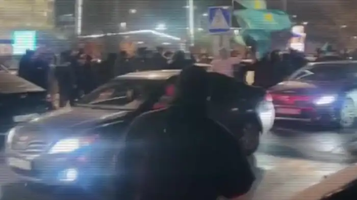 На страже свободы: МВД проверяет, не затмило ли патриотическое украшение автомобилей закон Атырау