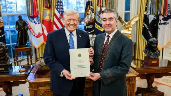 Посол Казахстана Магжан Ильясов вручил верительную грамоту президенту США Дональду Трампу Атырау