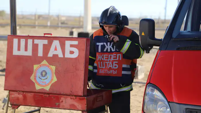 Пожар в гараже в Астане: огонь перекинулся на крышу гостиницы в районе Сарыарка Атырау