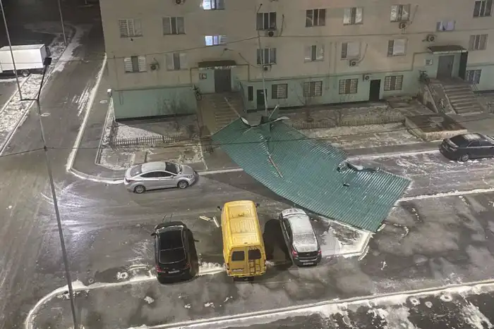 Сильный ветер и гололёд в Атырау: обрушения фасадов, сорванные крыши и перебои с электричеством Атырау