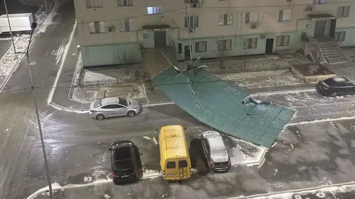Атырау в плену стихии: ветер и гололёд наносят ущерб городу Атырау