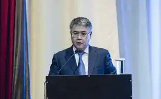 Серик Шапкенов обсуждает развитие Курмангазинского района с местными жителями в контексте социальных инициатив