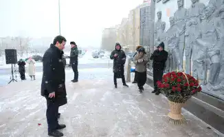Актюбинцы отмечают День Независимости, возлагая цветы в память о героях свободы