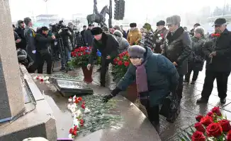 Сбор алматинцев у монумента «Тәуелсіздік» в честь Дня Независимости: единство и память о героях