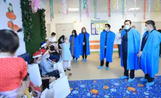Асхат Шахаров поздравил детей в больнице Алматы