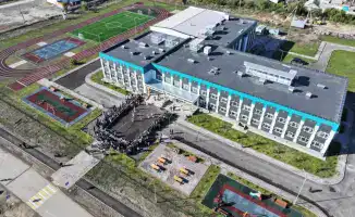 Создание 100 тысяч ученических мест через финансирование из средств, изъятых у коррупционеров, подчеркивает важность борьбы с коррупцией в сфере образования.