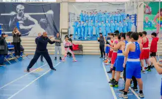 Рой Джонс провел мастер-класс для молодежи в Астане, делясь опытом и секретами успеха