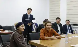 Аким области Жетісу провел прием граждан, обсуждая вопросы инвалидов и жилья