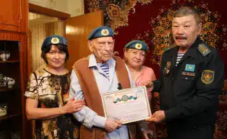 101 год: Ветеран войны получает поздравления от военных!