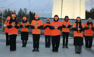 В Астане прошла акция против бытового насилия: участники в оранжевом поддержали жертв