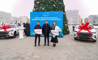 Аким Туркестанской области вручил автомобили чемпионам мира по боксу и каратэ