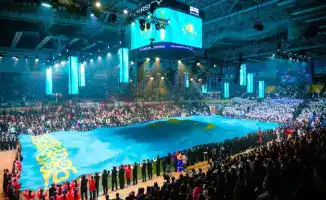 Флаг величия: Астана отмечает студентов и патриотизм