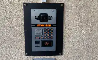 В Караганде внедряются умные домофоны для повышения безопасности с помощью распознавания преступников