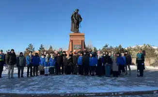 Цветы у памятника Бауыржана Момышулы: в Астане отметили 115-летие полководца