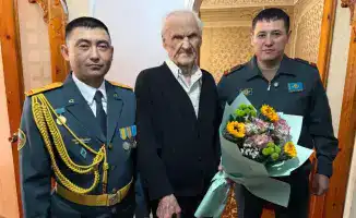 Военнослужащие Таразского гарнизона поздравили 104-летнего ветерана Григория Нещеретнева с днем рождения