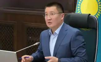 Аким Павлодарской области Асаин Байханов отвечает на критику и продолжает активное участие в соцсети Threads