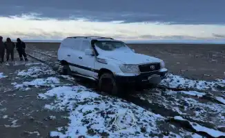 Шестеро пассажиров в ловушке: спасатели успешно извлекли застрявший автомобиль из грязи в Жылыойском районе