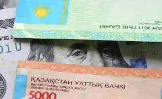 Курс доллара упал ниже 500 тенге в обменниках Казахстана