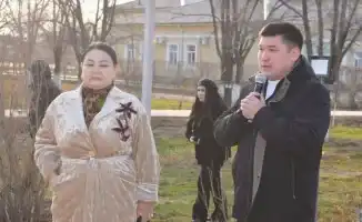 Голос Табылды: Флешмоб в Индере оживил стихи барда у памятника в парке