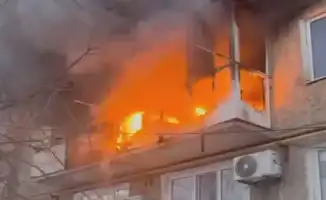 В Атырау в микрорайоне Привокзальный произошел пожар на балконе квартиры второго этажа многоквартирного дома. Сотрудники МЧС оперативно intervenировали и потушили огонь.