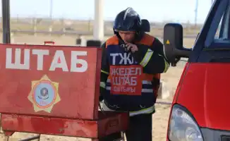 Пожар в гараже в Астане: огонь перекинулся на крышу гостиницы в районе Сарыарка