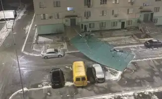 Сильный ветер и гололёд в Атырау: обрушения фасадов, сорванные крыши и перебои с электричеством