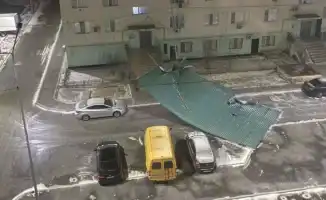 Атырау в плену стихии: ветер и гололёд наносят ущерб городу
