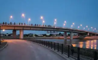 Спасение на мосту: полиция Атырау предотвратила трагедию, подчеркивая важность психической поддержки в обществе