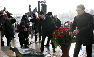 В Алматы прошла церемония возложения цветов к Монументу Независимости в честь Дня Независимости